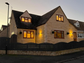 Luxurious 4 bedroom home in the heart of the Cotswolds with Hot Tub!